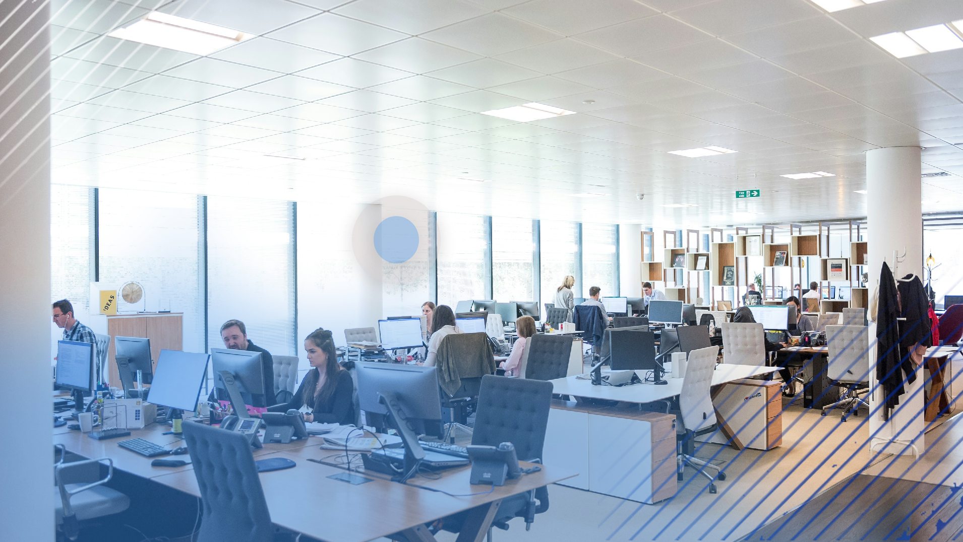 Modernes Büro mit Mitarbeitern