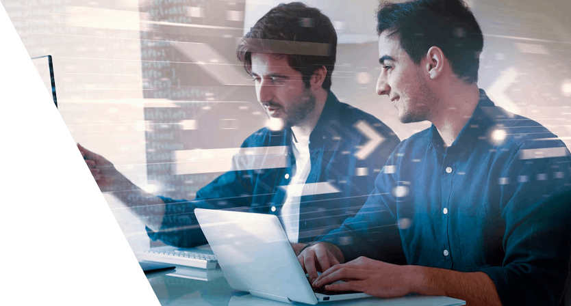 Zwei Männer am Computerarbeiten