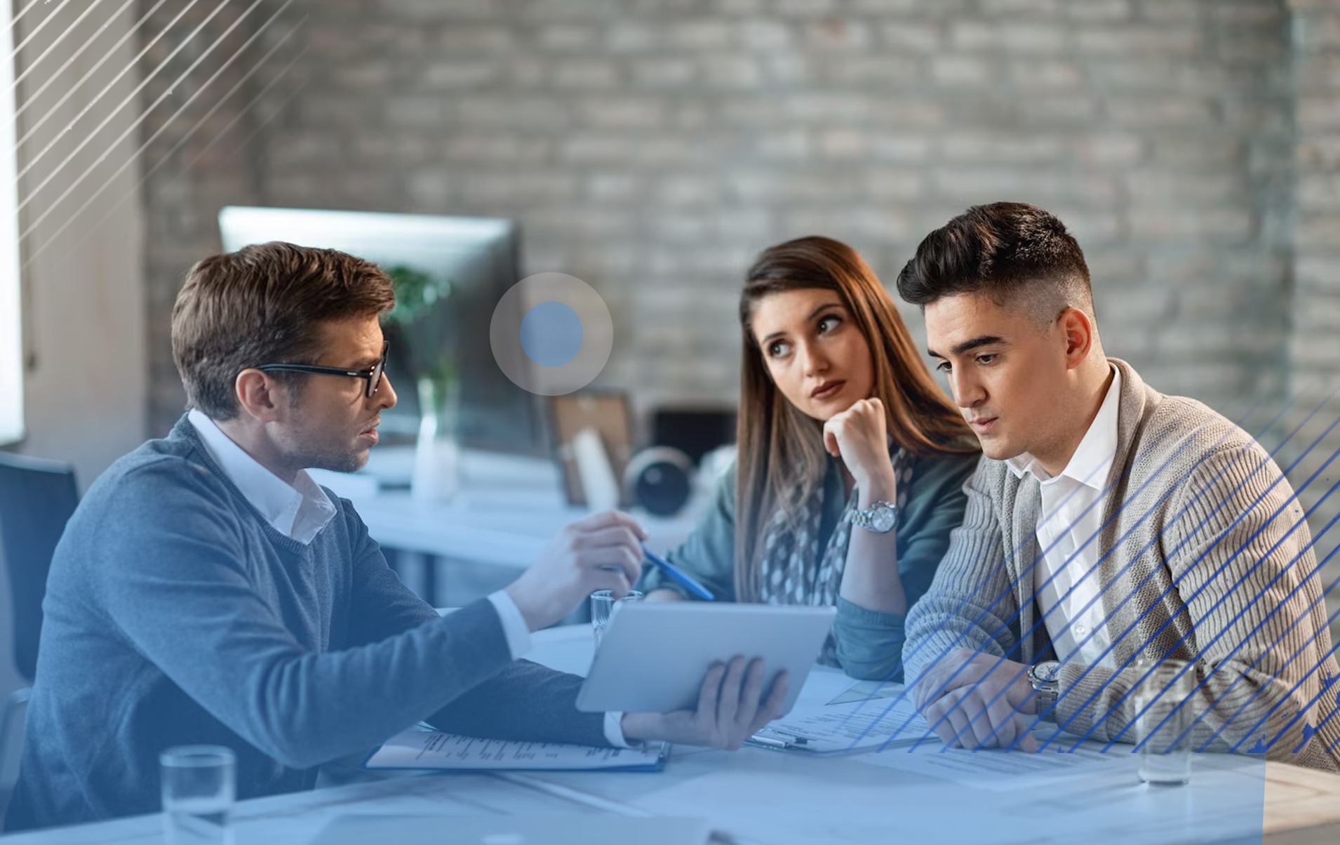 Drei Personen in einem Meeting